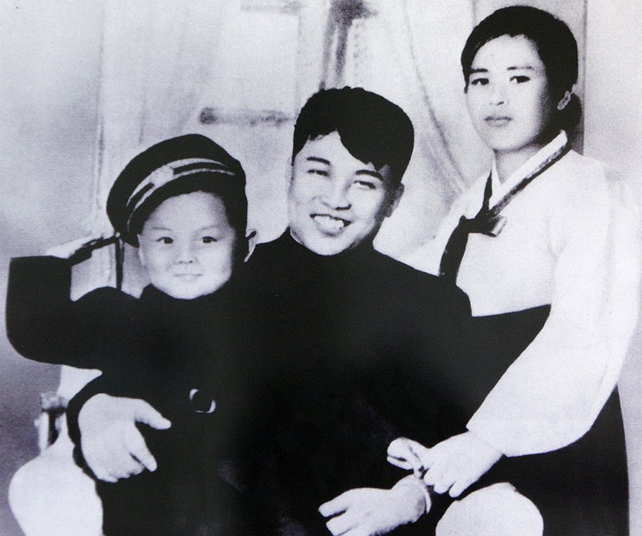 Ким Чен Ир (слева) был до самого последнего дня верным продолжателем дела своего отца Ким Ир Сена (в центре). Справа — &amp;quot;великая мать&amp;quot; Ким Чен Сук 