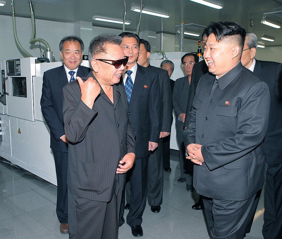 Еще при жизни северокорейский лидер Ким Чен Ир (слева) успел дать своему сыну Ким Чон Ыну (справа) уроки ручного управления &amp;quot;страной чучхе&amp;quot; 