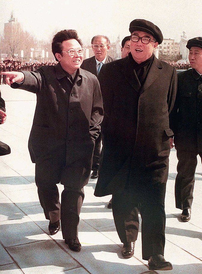 Ким Чен Ир (слева) 17 лет указывал Северной Корее курс, проложенный его отцом Ким Ир Сеном (справа)