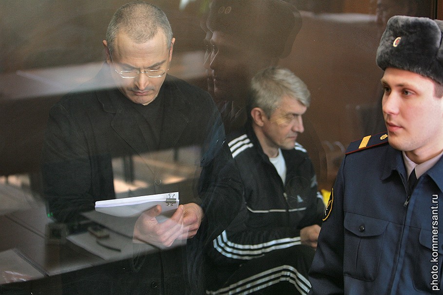 Бывший глава НК &amp;quot;ЮКОС&amp;quot; Михаил Ходорковский (слева) и бывший руководитель МФО &amp;quot;Менатеп&amp;quot; Платон Лебедев (в центре)