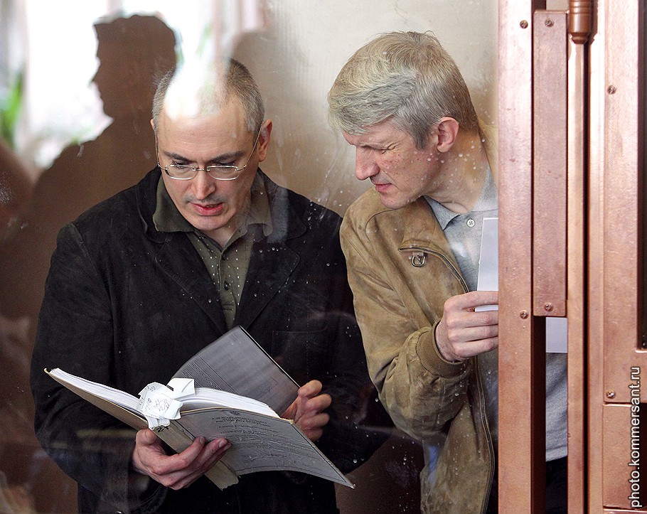 Бывший председатель правления НК &amp;quot;ЮКОС&amp;quot; Михаил Ходорковский (слева) и бывший руководитель МПО &amp;quot;Менатеп&amp;quot; Платон Лебедев (справа) 