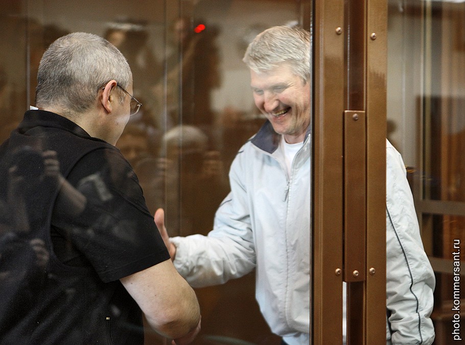 Бывший председатель правления НК &amp;quot;ЮКОС&amp;quot; Михаил Ходорковский (слева) и бывший руководитель МПО &amp;quot;Менатеп&amp;quot; Платон Лебедев (справа) 