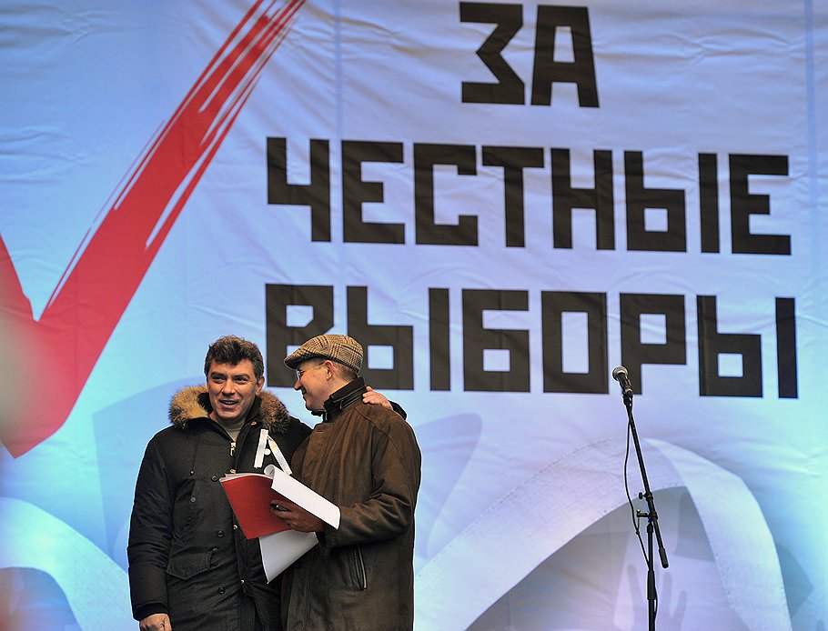 Сопредседатели оппозиционной Партии народной свободы (ПАРНАС) Борис Немцов (слева) и Владимир Рыжков (справа) на митинге оппозиции &amp;quot;За честные выборы&amp;quot; на проспекте Академика Сахарова