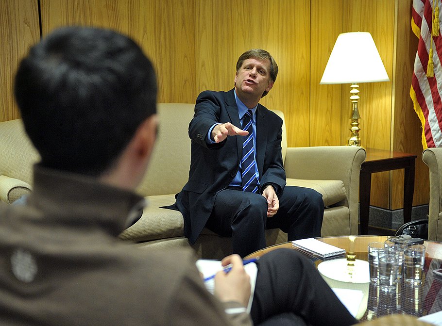 Посол США в России Майкл Макфол во время интервью в посольстве США