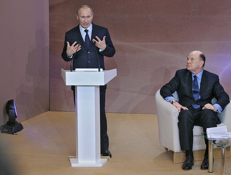 Председатель правительства России Владимир Путин (слева) перед заседанием Форума народов Юга России. Форум прошел на территории санатория &amp;quot;Заря&amp;quot;