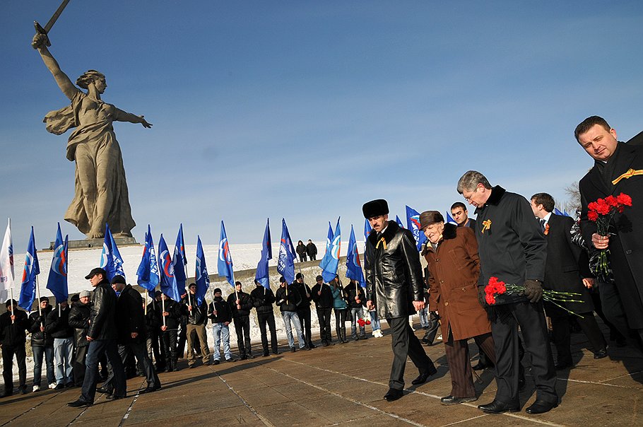 Бывший губернатор области Анатолий Бровко (второй справа), ветеран Сталинградской Битвы ( в центре) и глава республики Ингушетия Юнус-Бек Евкуров