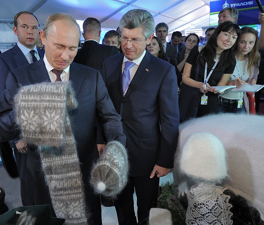 Председатель правительства России Владимир Путин (второй слева) и бывший губернатор Волгоградской области Анатолий Бровко (в центре) 