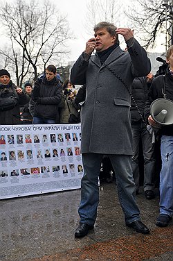 Председатель Российской объединенной демократической партии "Яблоко" Сергей Митрохин (справа) во время выступления на митинге-презентации "Список Чурова", организованной партией "Яблоко", у памятника Грибоедову на Чистых прудах 