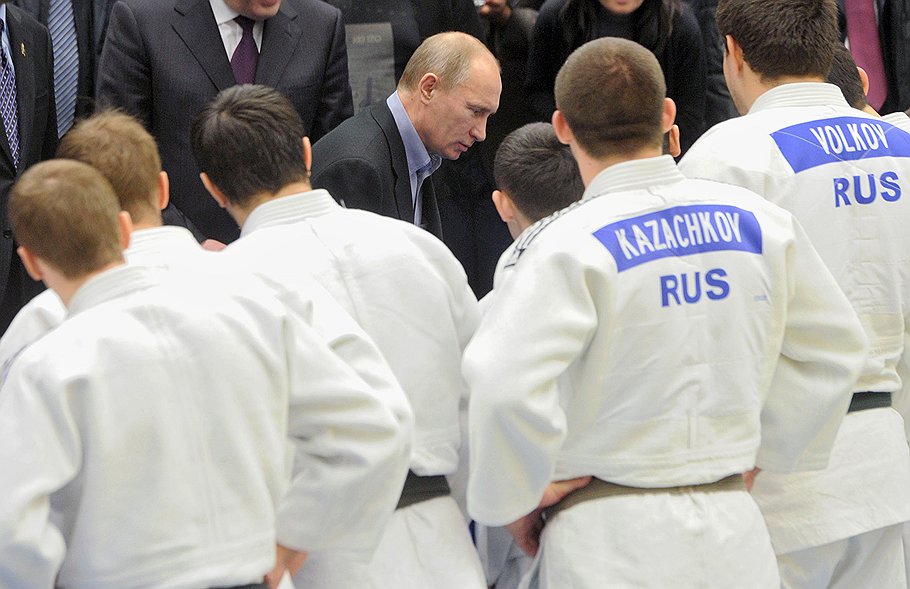 Председатель правительства России Владимир Путин (в центре) во время посещения регионального центра дзюдо в Кемерово