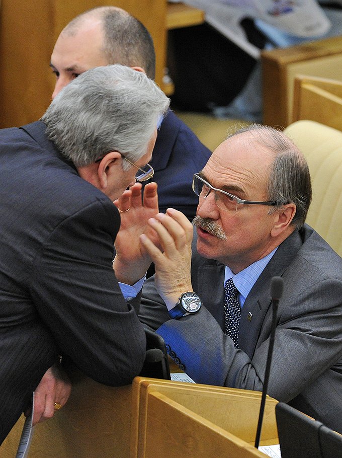 Член комитета Государственной думы (ГД) России по энергетике Владимир Пехтин (справа) на заседании Госдумы