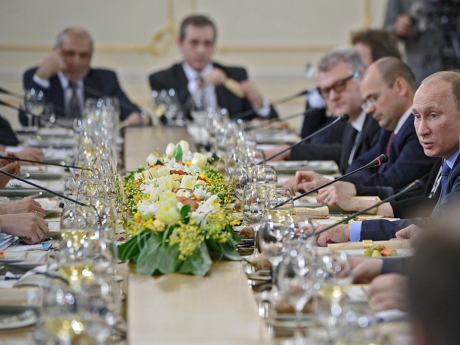 Председатель правительства России Владимир Путин (справа) на встрече с политологами. Встреча прошла в Ново-Огарево