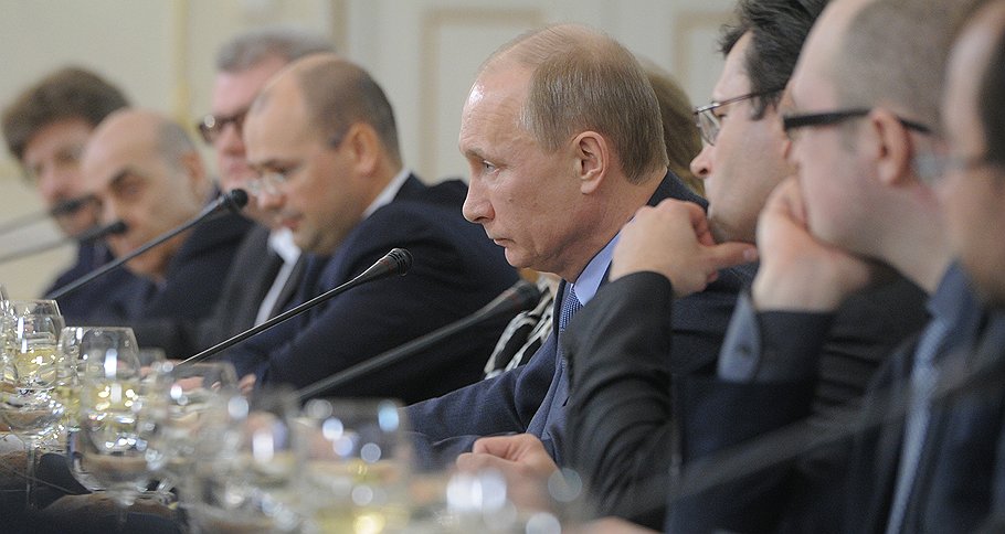 Председатель правительства России Владимир Путин (в центре) на встрече с политологами. Встреча прошла в Ново-Огарево