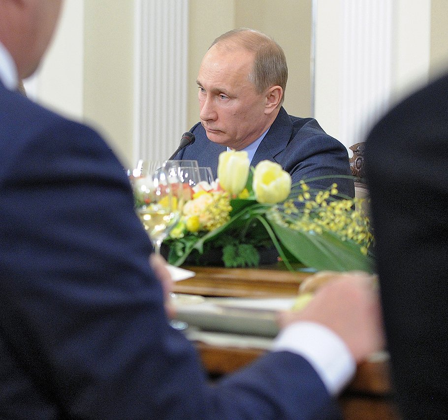 Председатель правительства России Владимир Путин (в центре) на встрече с политологами. Встреча прошла в Ново-Огарево