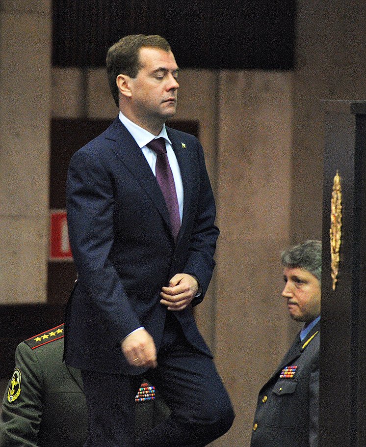 Семь месяцев назад Дмитрий Медведев направил бывшего первого замминистра внутренних дел Михаила Суходольского (на фото — справа) в ссылку в петербургский главк, а теперь решил, что тот не справился и с этой работой