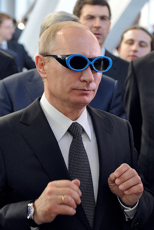 Премьер Владимир Путин вчера изучал телевизионную действительность в черных розовых очках