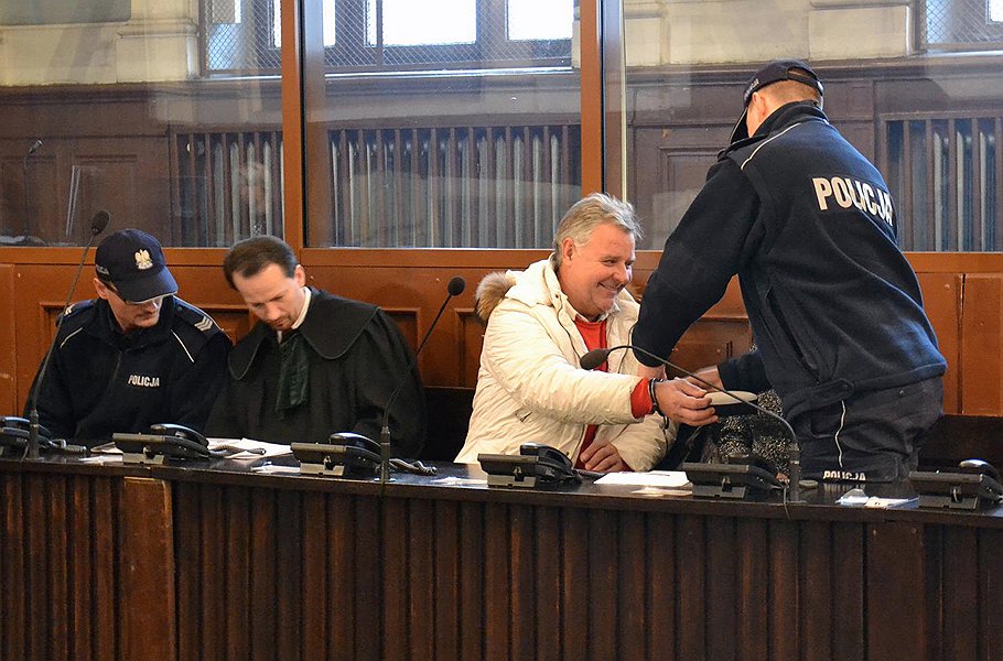 Бывший заместитель прокурора Московской области Александр Игнатенко (второй справа), обвиняемый в получении взяток и объявленного в международный розыск, во время заседания суда