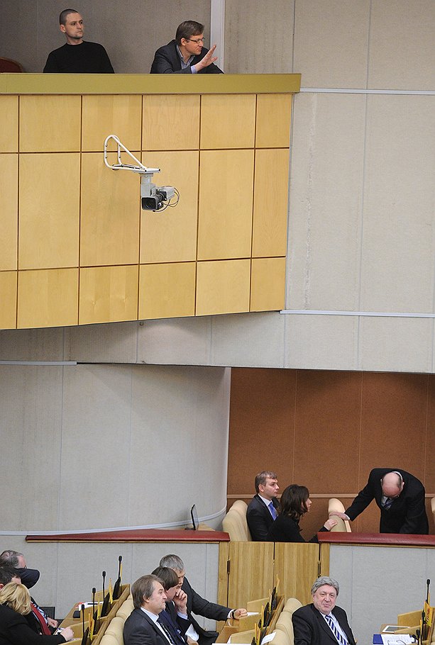 Представители внесистемной оппозиции Сергей Удальцов и Владимир Рыжков с думской галерки наблюдали за обсуждением законов, которые могут позволить им пересесть в зал пленарных заседаний