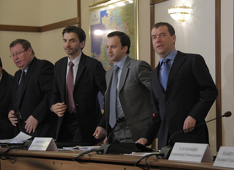 Дмитрий Медведев вместе с помощником Аркадием Дворковичем и советником Михаилом Абызовым готовится к работе в правительстве