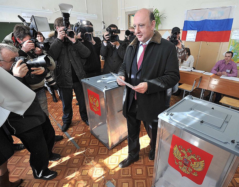 II тур выборов главы города Ярославля. Кандидат на пост главы города Ярославля Яков Якушев (справа) на избирательном участке во время голосования