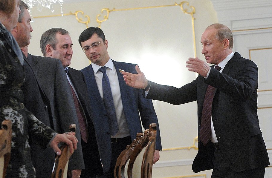 Избранный президент Владимир Путин приветствовал членов координационного совета &amp;quot;Народного фронта&amp;quot; так, словно своим избранием он был обязан им больше, чем себе самому