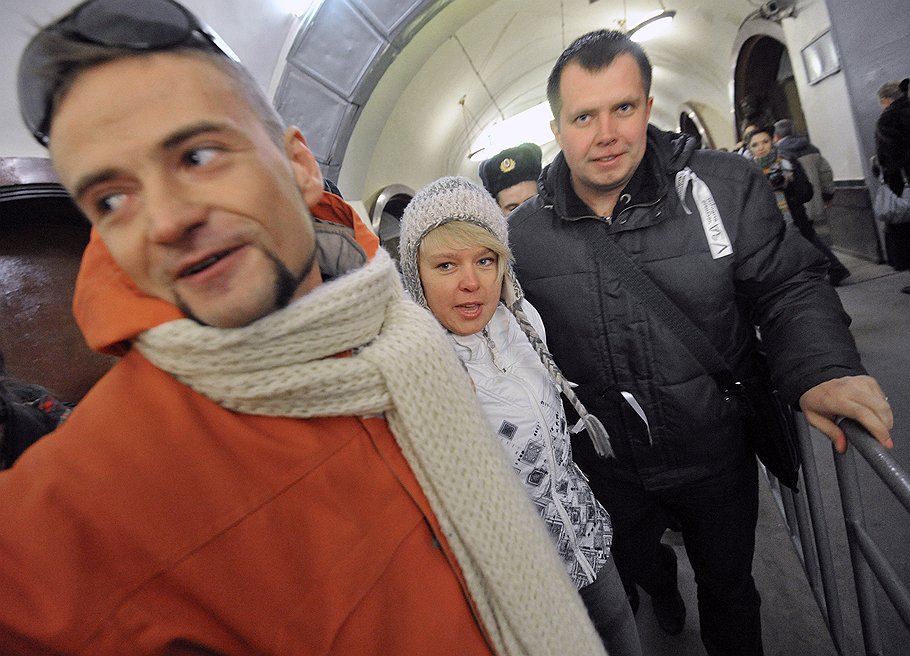 Лидер движения &quot;Экооборона&quot; Евгения Чирикова (в центре) во время флешмоба под названием &quot;Белое метро&quot;, организованного движением &quot;За честные выборы&quot; на станции метро &quot;Площадь Революции&quot;