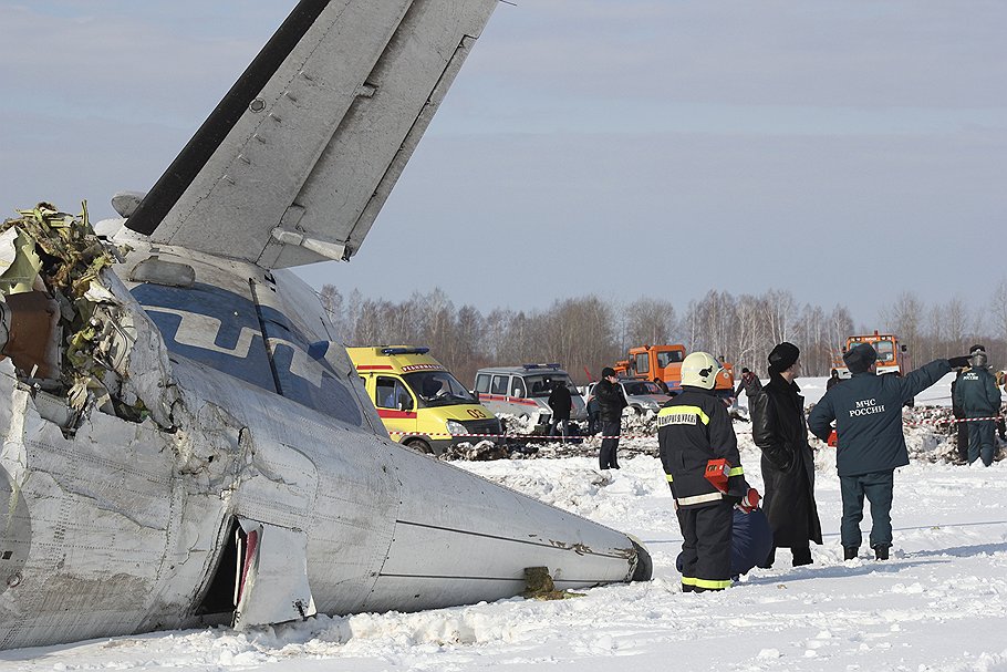 Место крушения самолета ATR-72 авиакомпании Utair. Самолет, вылетавший из Тюмени в Сургут, упал в 45 километрах от областного центра (район села Горьковка)