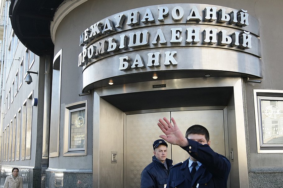 Расплатиться с Межпромбанком Сергея Пугачева никак не могут ни родственники экс-сенатора, ни его бывшие партнеры