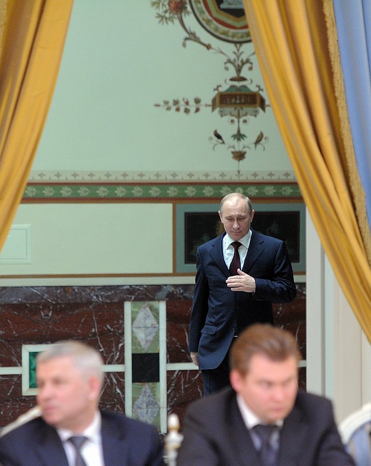 Когда председатель партии &amp;quot;Единая Россия&amp;quot; Владимир Путин заходил в зал, участники встречи уже знали, что он выйдет из него беспартийным 