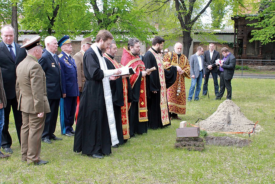 Молебен на советском мемориальном кладбище в Керепеши, где похоронены участники Второй мировой войны