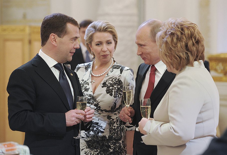 Избранный президент России Владимир Путин с супругой Людмилой и бывший президент Дмитрий Медведев с супругой Светланой