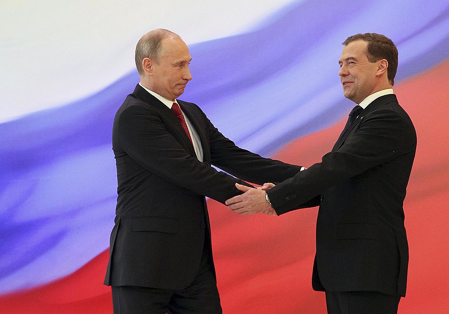 Избранный президент России Владимир Путин и бывший президент Дмитрий Медведев на церемонии инаугурации в Кремле