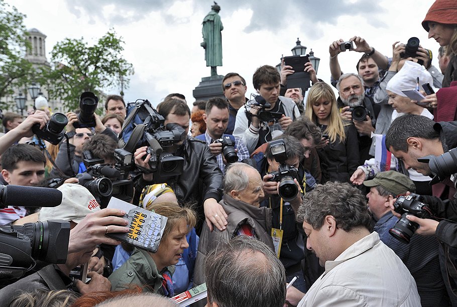 Писатель Дмитрий Быков (справа) во время акции &amp;quot;Контрольная прогулка&amp;quot; на Пушкинской площади