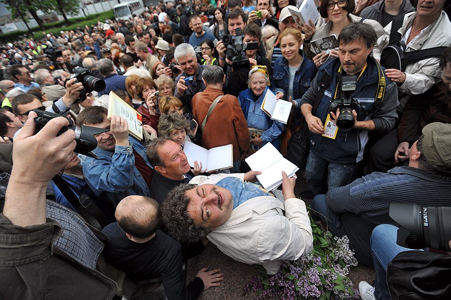 На призыв писателей, среди которых был Дмитрий Быков, прогуляться, откликнулись тысячи читателей