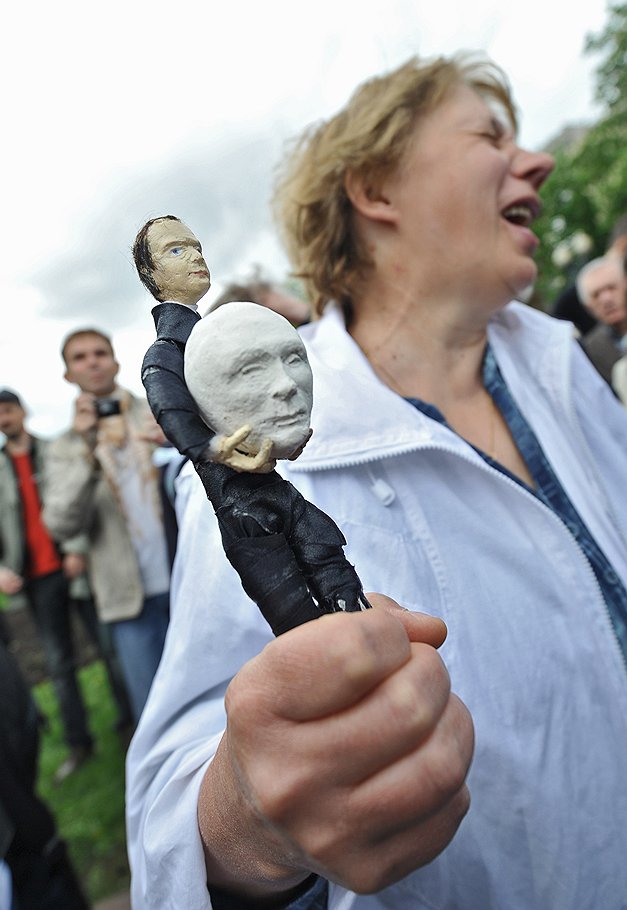 Участники акции &amp;quot;Контрольная прогулка&amp;quot; во время шествия у памятника А.С.Пушкину