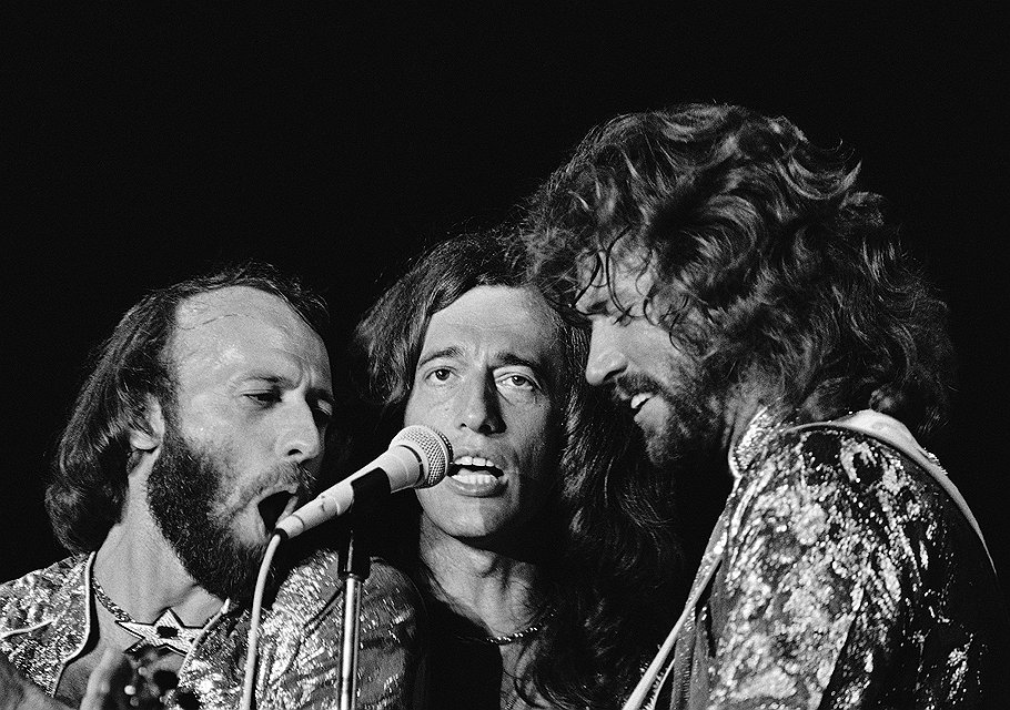 Из основателей легендарных Bee Gees в живых остался только Барри Гибб (на фото — справа, 1979 год)
