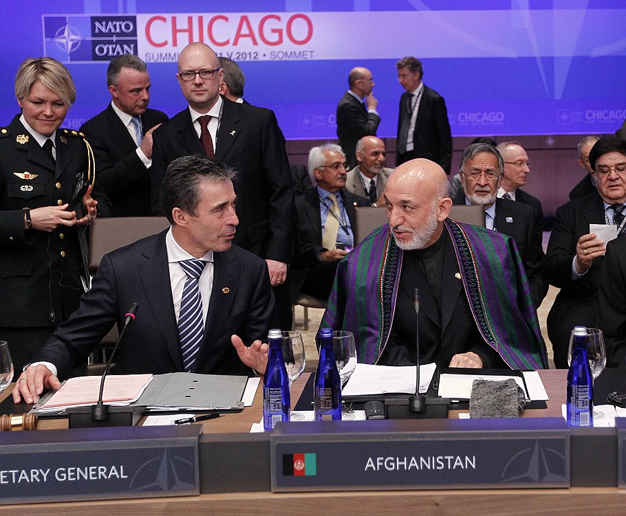 Генсек НАТО Андерс Фог Расмуссен (слева) и президент Афганистана Хамид Карзай (справа) договорились, что и после завершения военной миссии в 2014 году альянс из страны не уйдет
