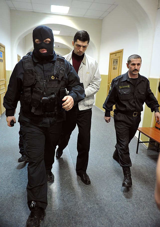 Бывший прокурор города Ногинска Владимир Глебов (в центре), подозреваемый в получении взятки от бизнесмена Ивана Назарова