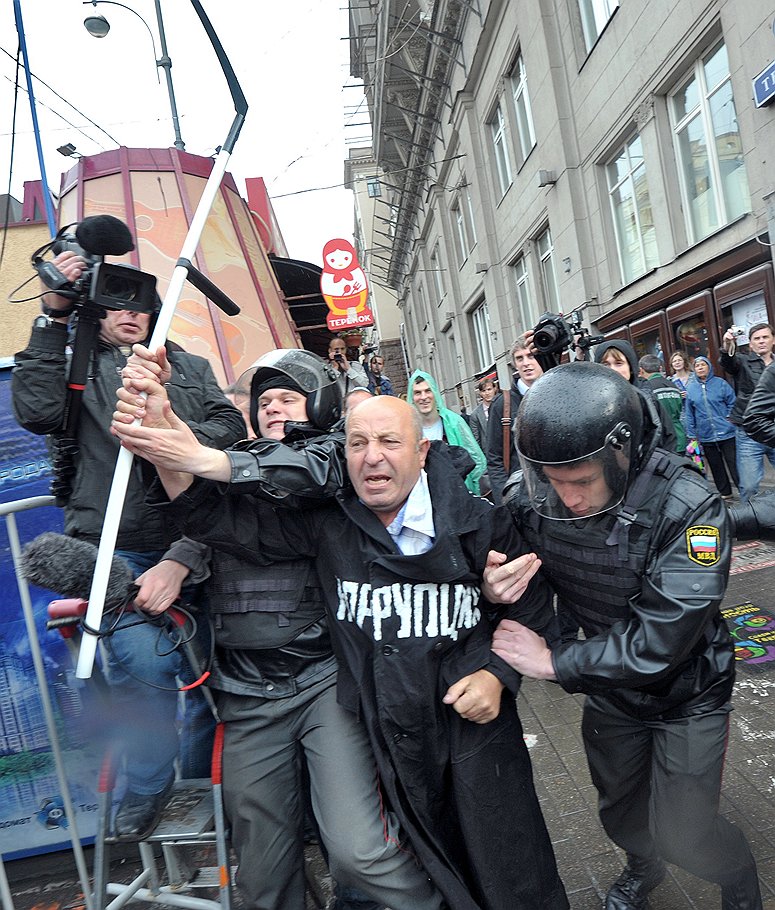 31-е число стало днем встречи завсегдатаев оппозиционных митингов. Неизвестный активист (на фото) традиционно появляется на протестных акциях в одинаковом амплуа