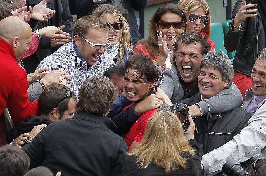 Рафаэль Надаль (в центре) эмоционально воспринял свою седьмую победу на Roland Garros