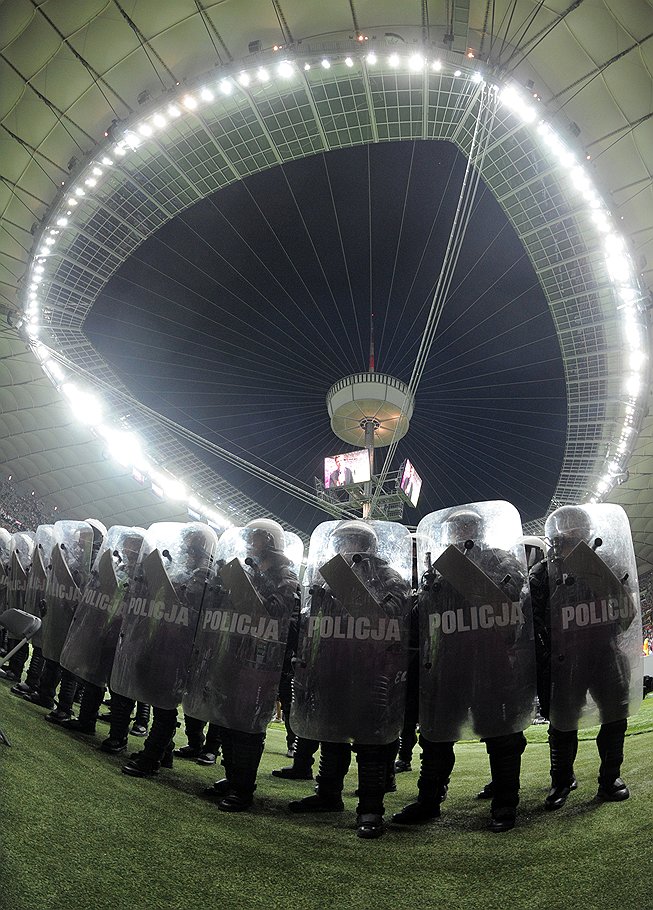 Матч между Россией и Польшей запомнился не только действиями футболистов, но и столкновениями фанатов с полицией