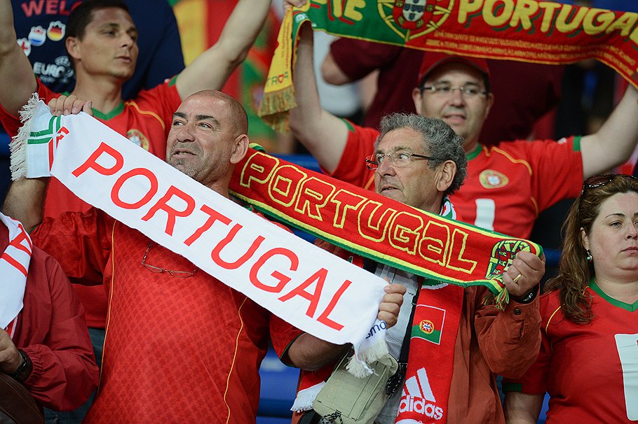 Чемпионат Европы UEFA по футболу &amp;quot;EURO 2012&amp;quot;. Болельщики сборной команды Португалии во время матча между сборными командами Нидерландов и Португалии. Матч прошел на стадионе &amp;quot;Металлург&amp;quot;