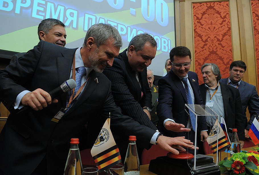 Дмитрий Рогозин  (второй слева) вместе со своими соратниками Сергеем Шишкаревым (стоит сзади), Алексеем Журавлевым (слева), Сергеем Жигаревым (третий слева) и Александром Прохановым (второй справа) возрождают &amp;quot;Родину&amp;quot;, чтобы помочь президенту 