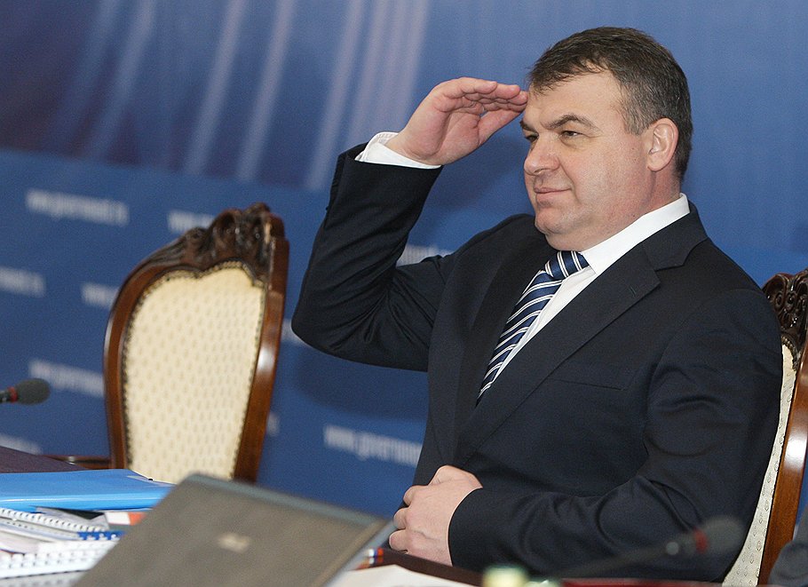 Министр обороны Анатолий Сердюков может стать еще одним человеком в государстве, у которого в подчинении окажется своя спецслужба с оперативно-разыскными функциями и правом пресекать массовые беспорядки