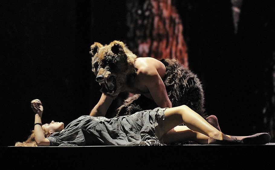 Татьяну в постановке &amp;quot;Евгения Онегина&amp;quot; от Латвийской национальной оперы во время сна посещает некто в медвежьей шкуре