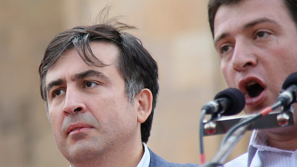 Мэра Тбилиси Гиги Угулаву (справа) считают наиболее вероятным преемником президента Михаила Саакашвили (слева)