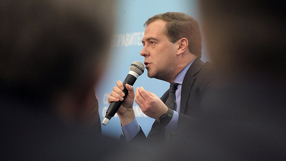 Премьер-министр Дмитрий Медведев должен выбирать, кому нравиться больше: потребителям розничных кредитов или промышленному лобби