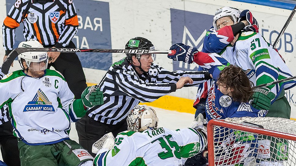 К жесткой борьбе в первом раунде playoff хоккеисты &amp;quot;Салавата Юлаева&amp;quot; (в бело-зеленой форме) подготовились лучше, чем их соперники из &amp;quot;Металлурга&amp;quot;