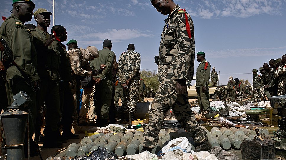 Оружие у боевиков отбивают французские и чадские войска, а принимают его солдаты армии Мали