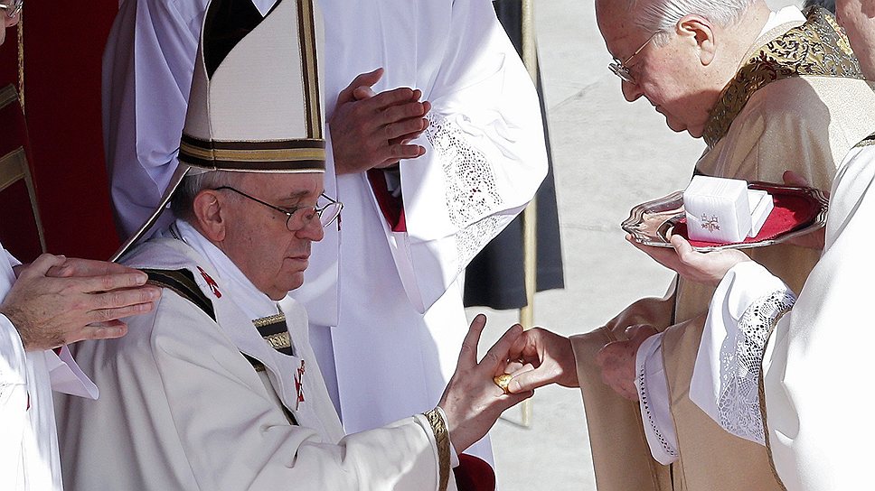 Склонный к аскетизму папа Франциск решил сэкономить даже на символе своей власти — перстень рыбака сделали не золотым, а позолоченным