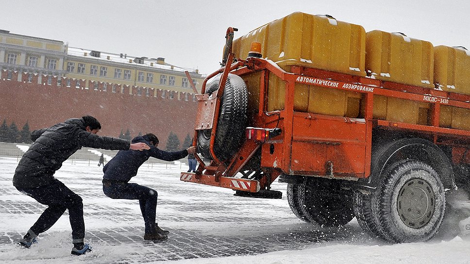 Февральская погода и аномальный снегопад в Москве зацепились еще на месяц